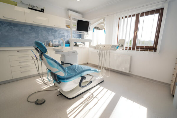 Czemu warto robić regularne przeglądy zębów